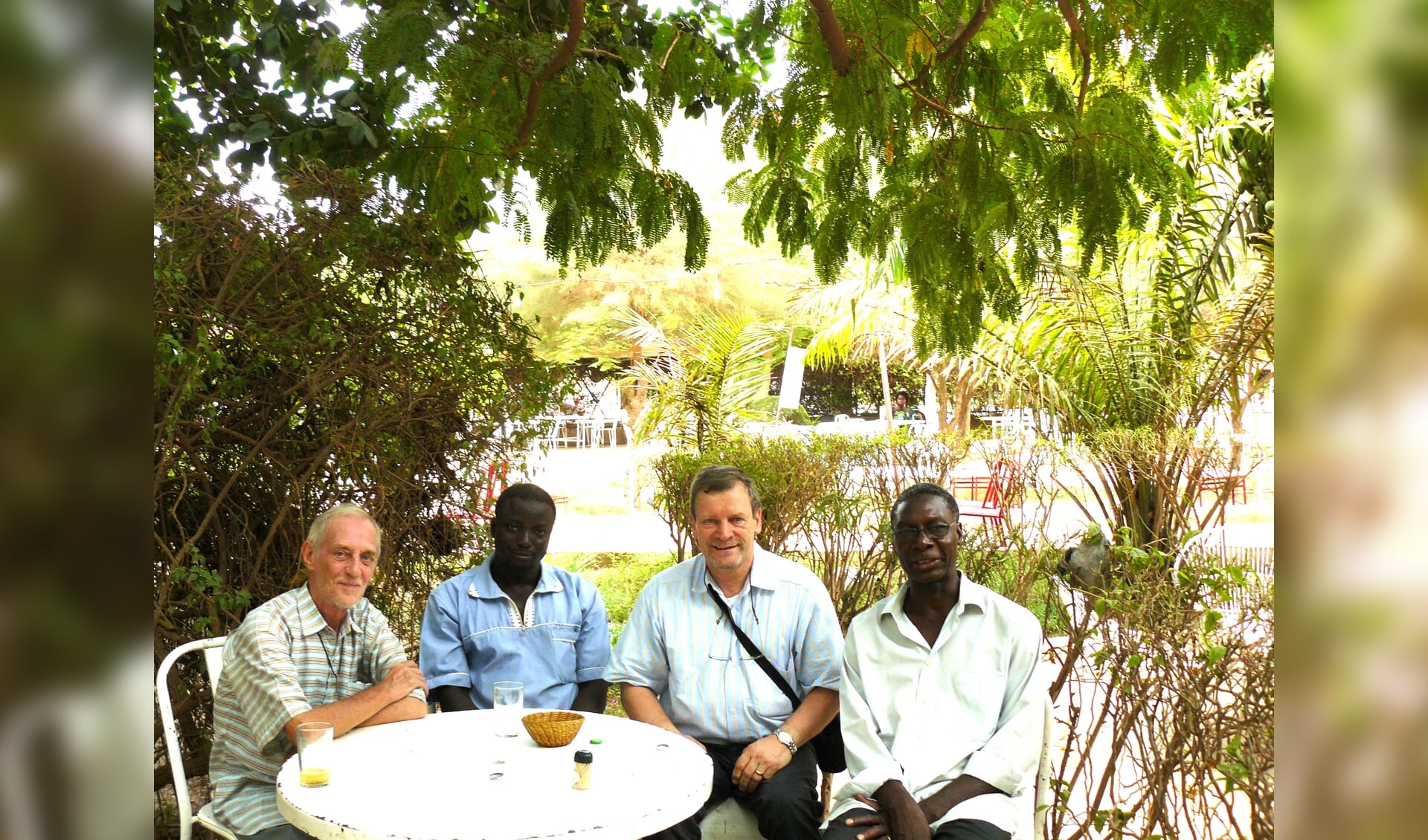 Paul Gevers op werkbezoek in Burkina Faso. Links Franciscaan en ontwikkelingswerker Jan Beekman die al zijn hele leven in de regio actief is. 