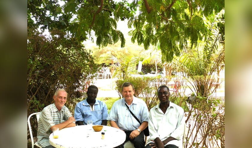 Paul Gevers op werkbezoek in Burkina Faso. Links Franciscaan en ontwikkelingswerker Jan Beekman die al zijn hele leven in de regio actief is.