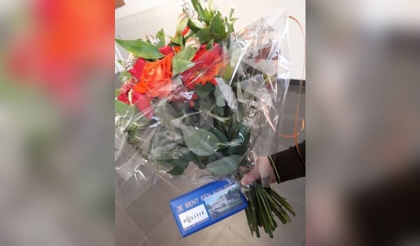 Een bosje bloemen en chocolade voor de tipgever.