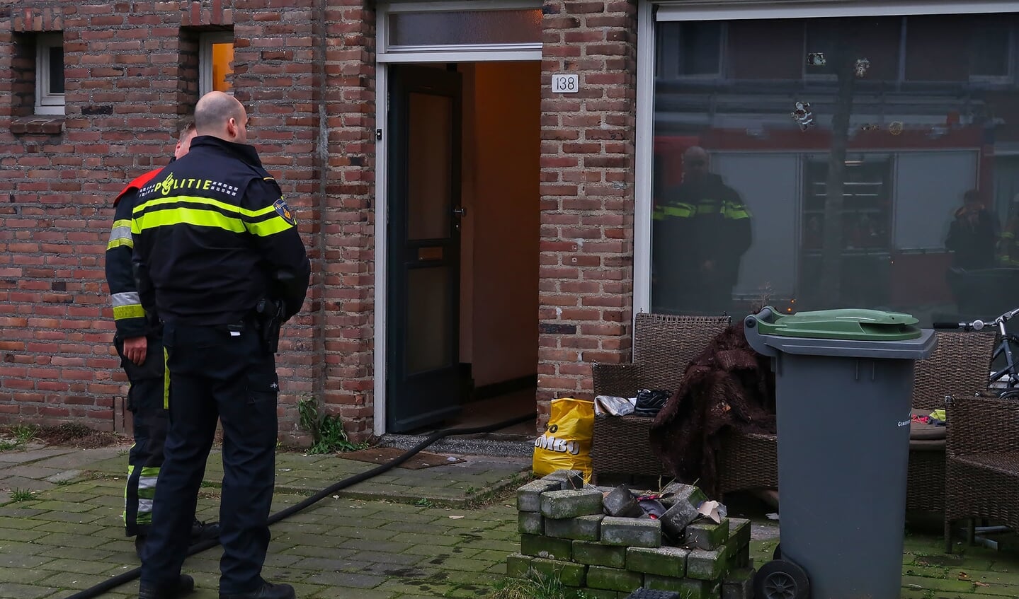 Opnieuw brand bij woning aan Schadewijkstraat. (Foto: Gabor Heeres, Foto Mallo)