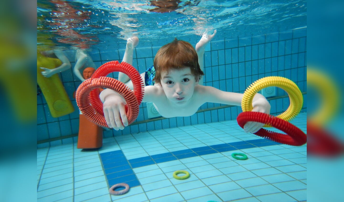 Een kind aan het zwemmen in Golfbad Oss.