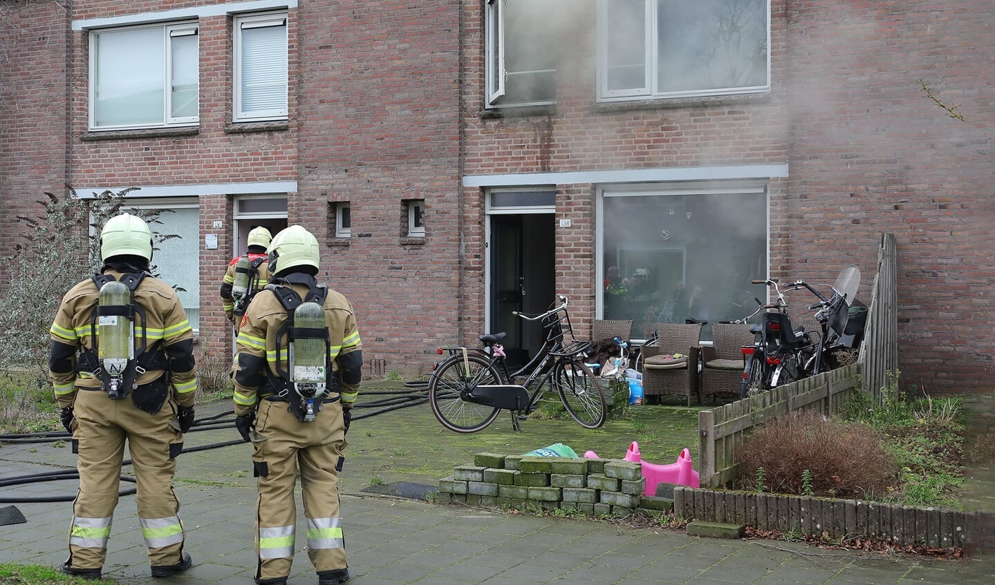 Woningbrand in de Schadewijkstraat. (Foto: Charles Mallo, Foto Mallo)