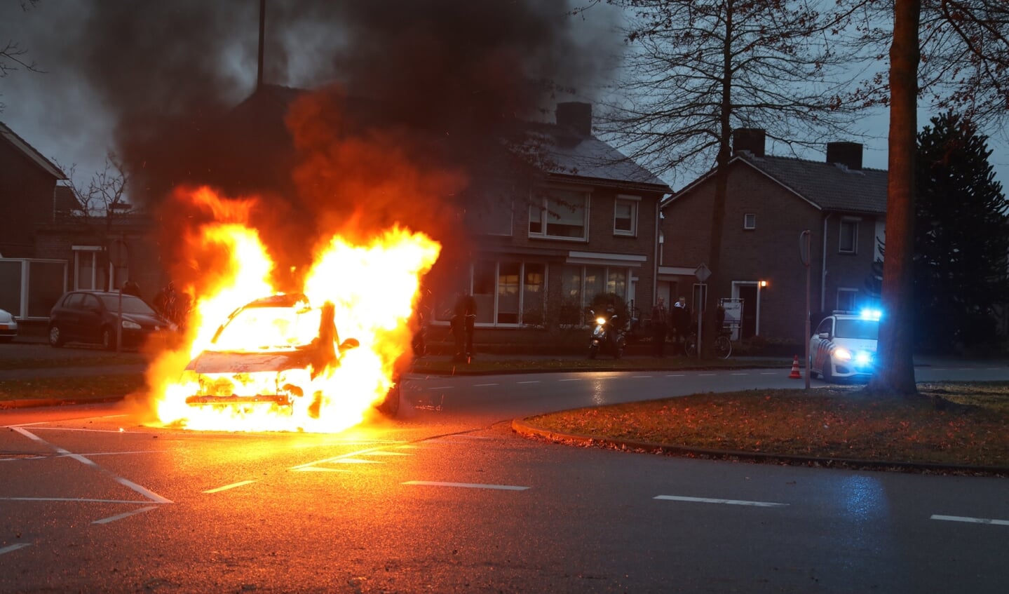 Autobrand op de Hertogensingel in Oss. (Foto: Gabor Heeres, Foto Mallo)