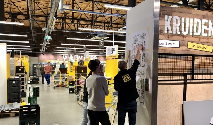 De nieuwe indeling van de Jumbo wordt bekeken.