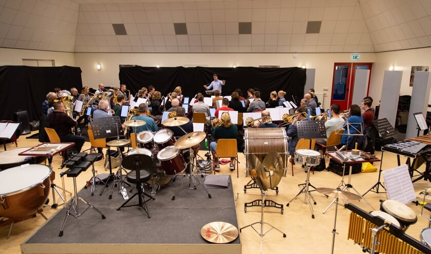 Het Regio-orkest Oost-Brabant onder leiding van Bart van Zutven. (foto Jacqueline Verhofstad)  