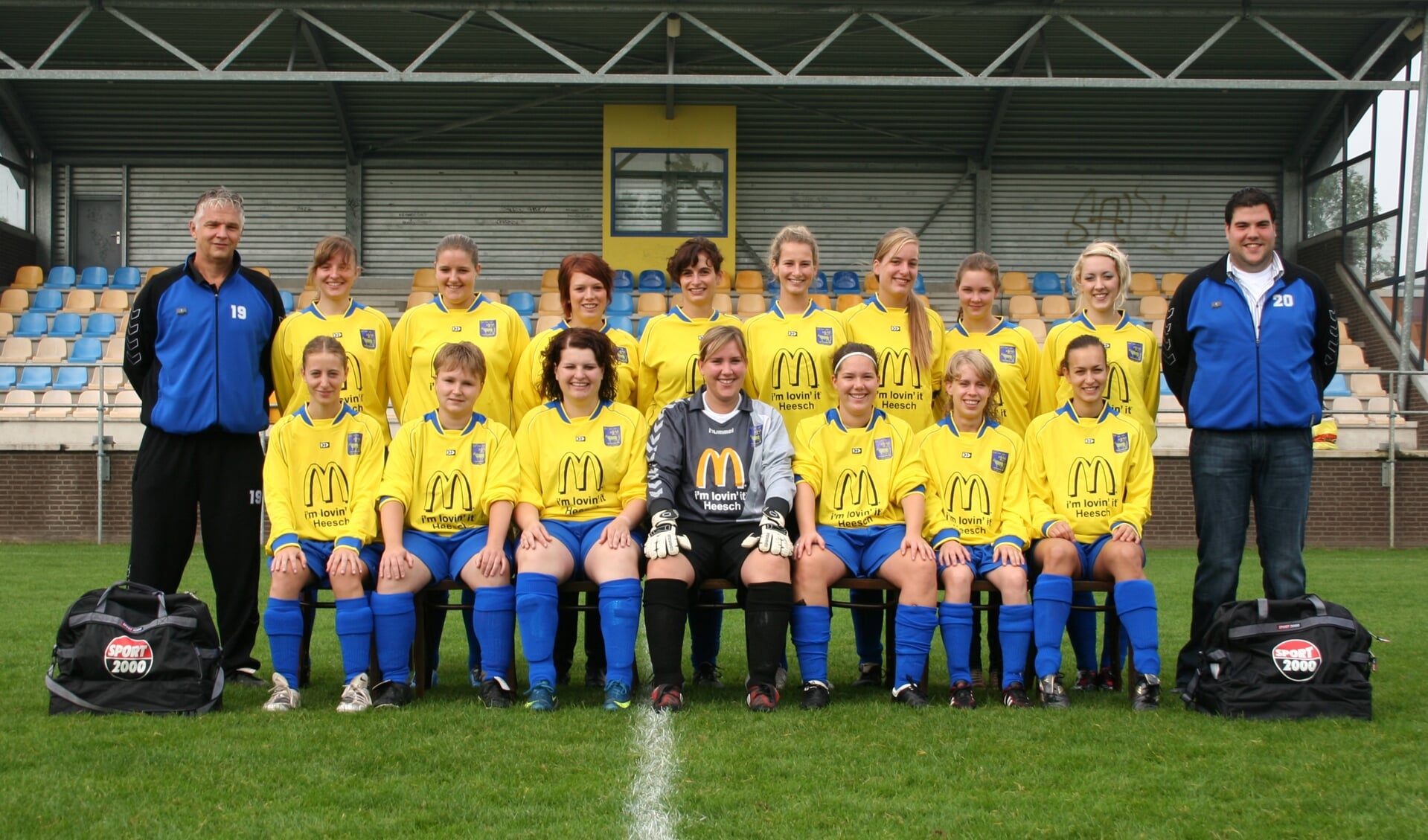Het damesteam van O.S.S.'20 in 2009.