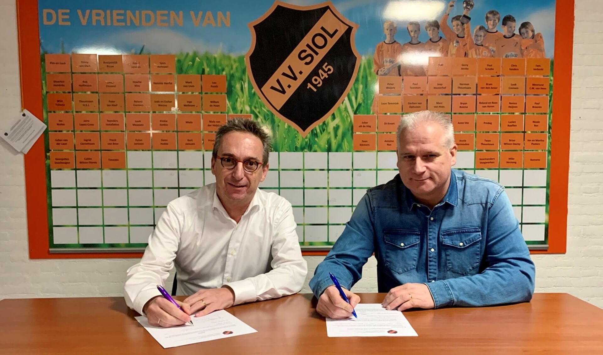 SIOL-voorzitter Rob Hoffmann naast de nieuwe hoofdtrainer Dinand van Haren.