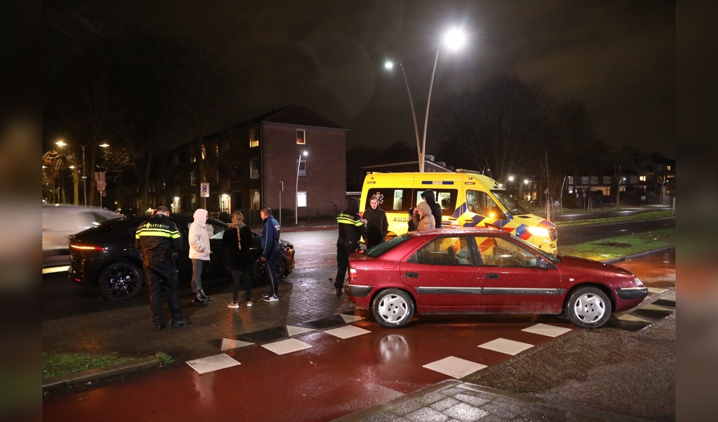 Auto's botsen op Wethouder van Eschstraat. (Foto: Gabor Heeres, Foto Mallo)