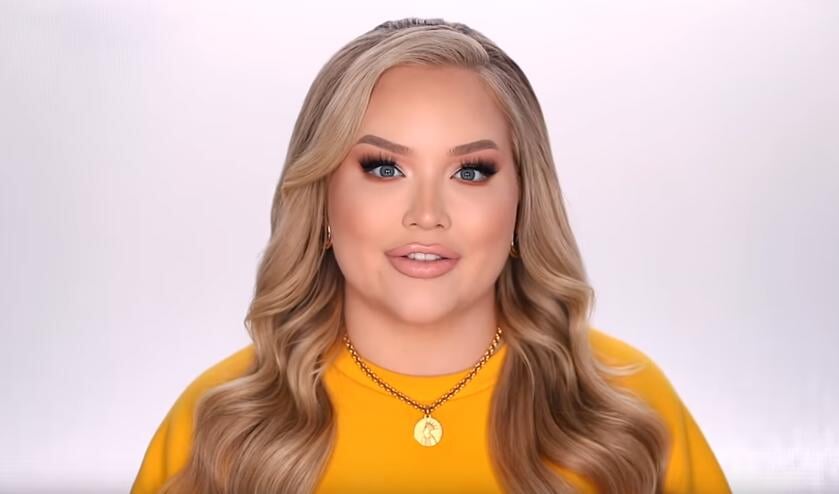 <p>Nikkie is onder de naam NikkieTutorials één van de bekendste YouTubers ter wereld.</p>