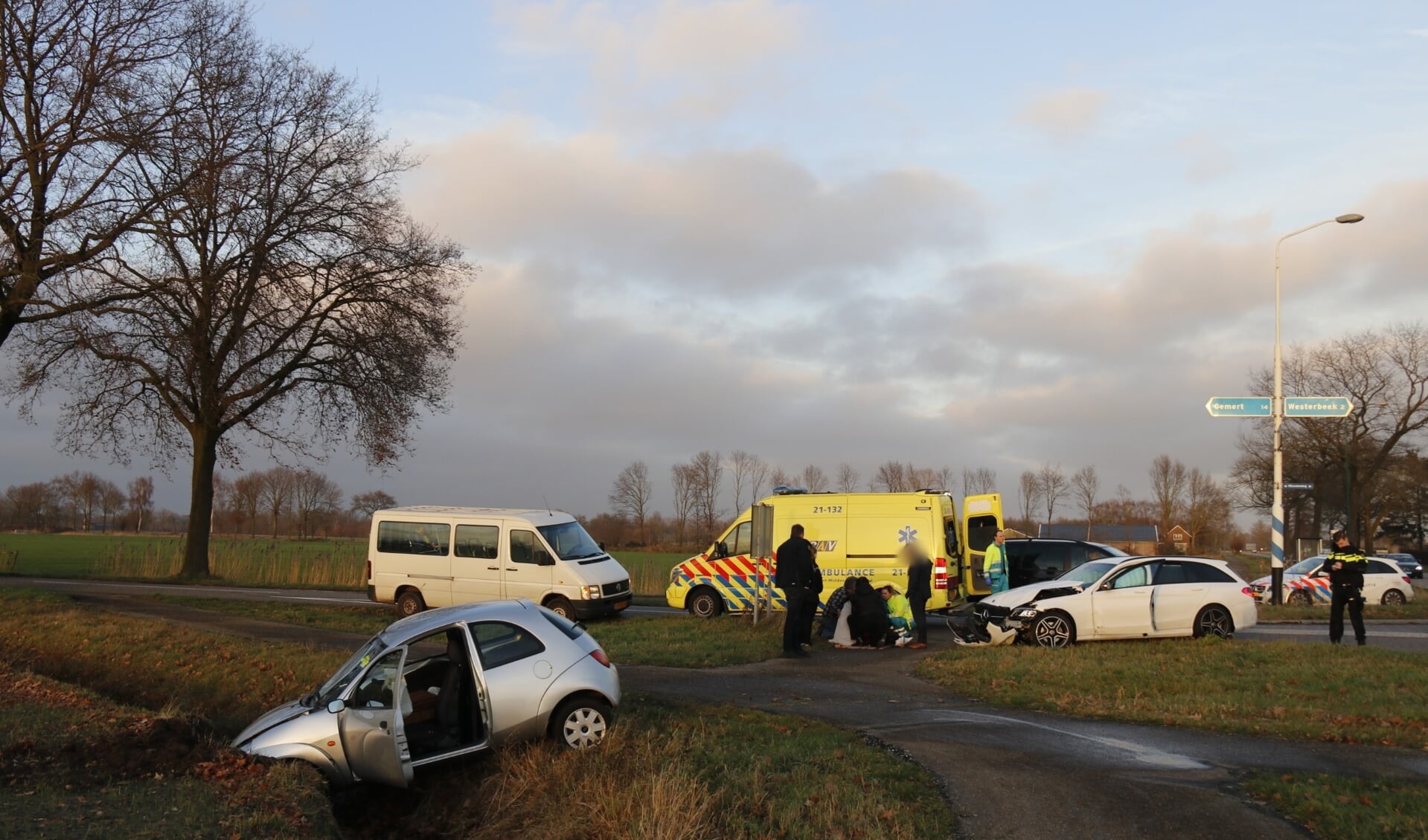 Lichtgewonde bij botsing op kruising in Westerbeek.