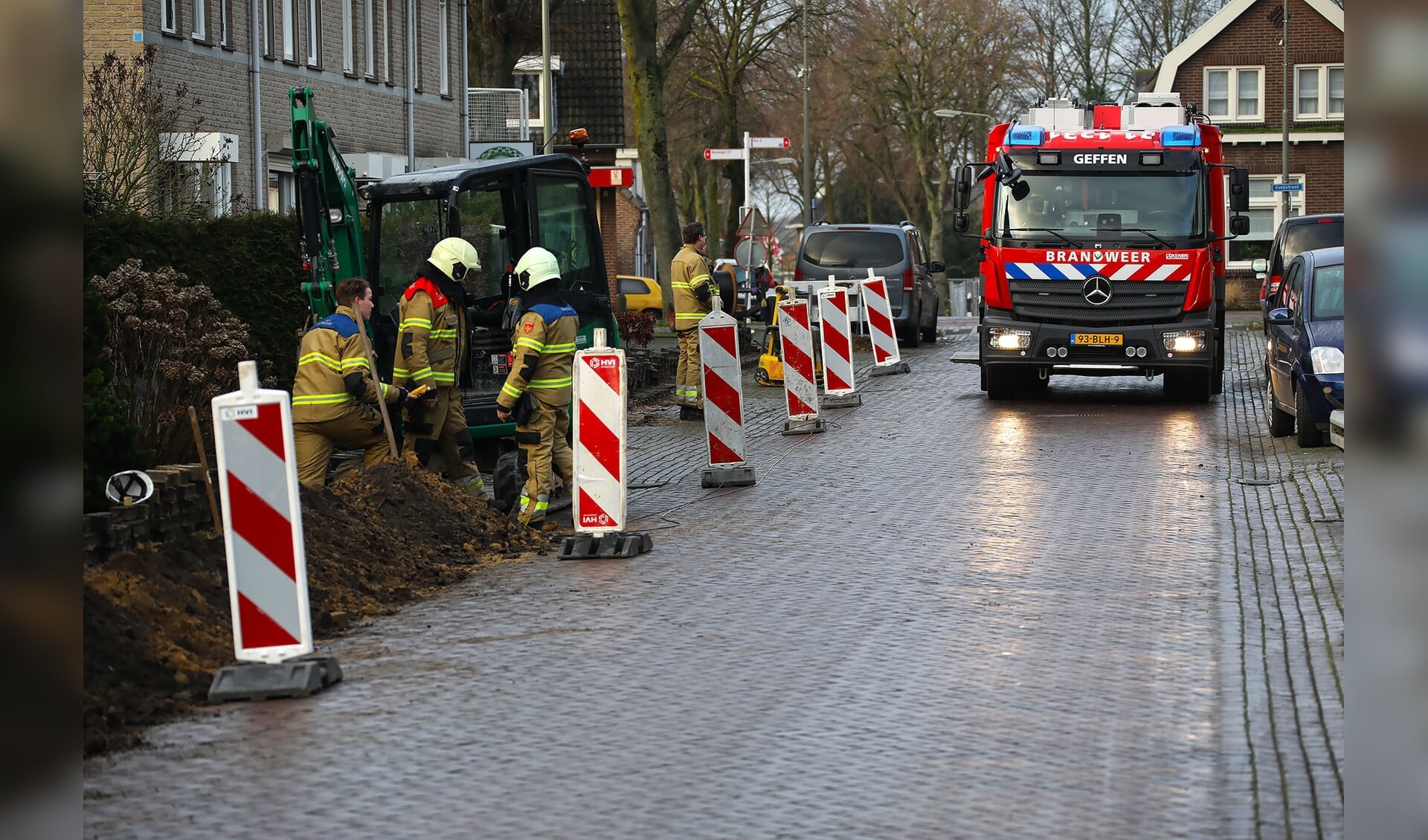 De brandweer in Geffen. (Foto: Gabor Heeres, Foto Mallo)