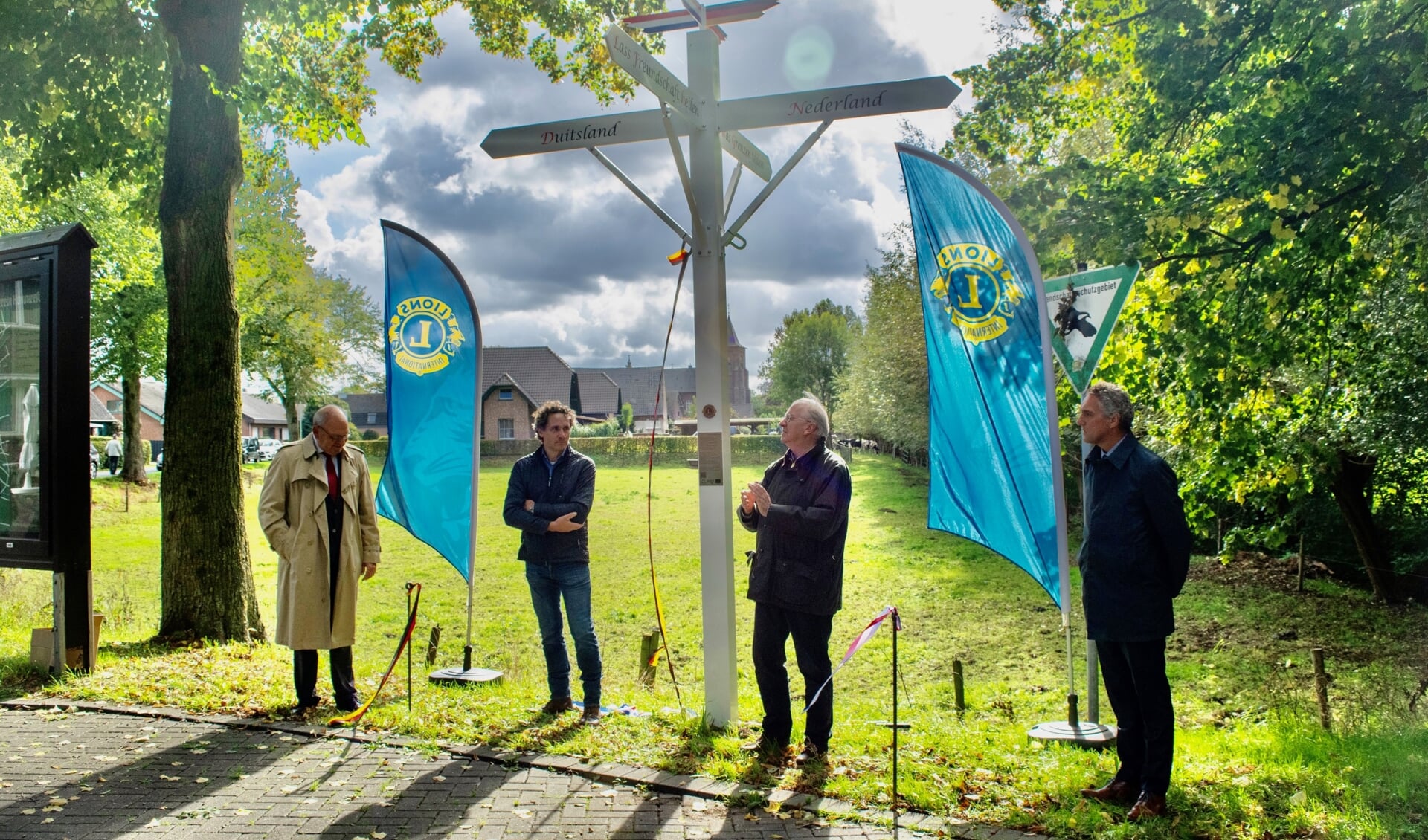 De vriendschapspaal is officieel geopend door de burgemeesters Knickrehm van Goch en Hans Theunissen van Gennep, de initiatiefnemers van beide Lionsclubs en mevrouw Hubbers en de heer Kamps van de Euregio.