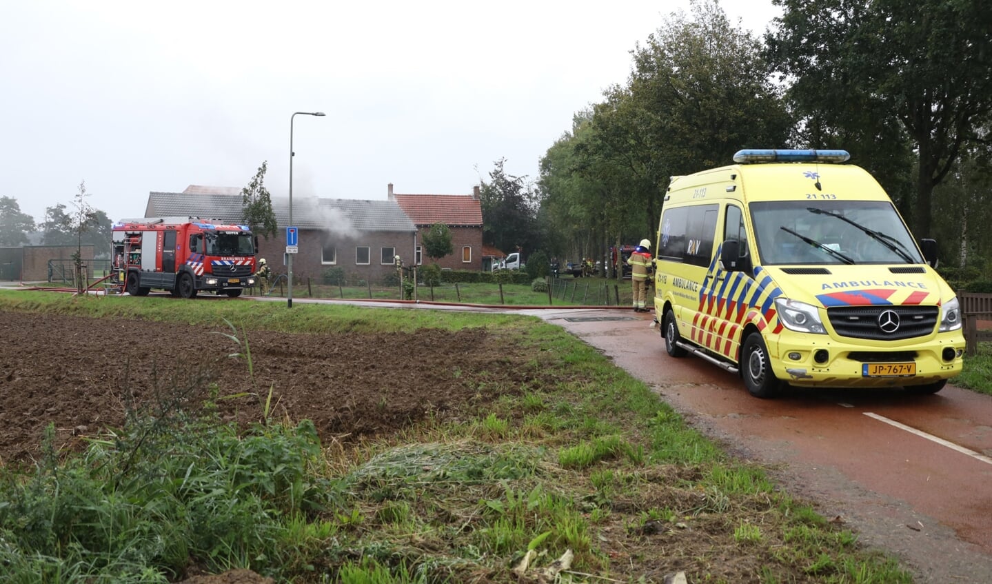 Veel rookontwikkeling bij brand in Geffen. (Foto: Gabor Heeres, Foto Mallo)