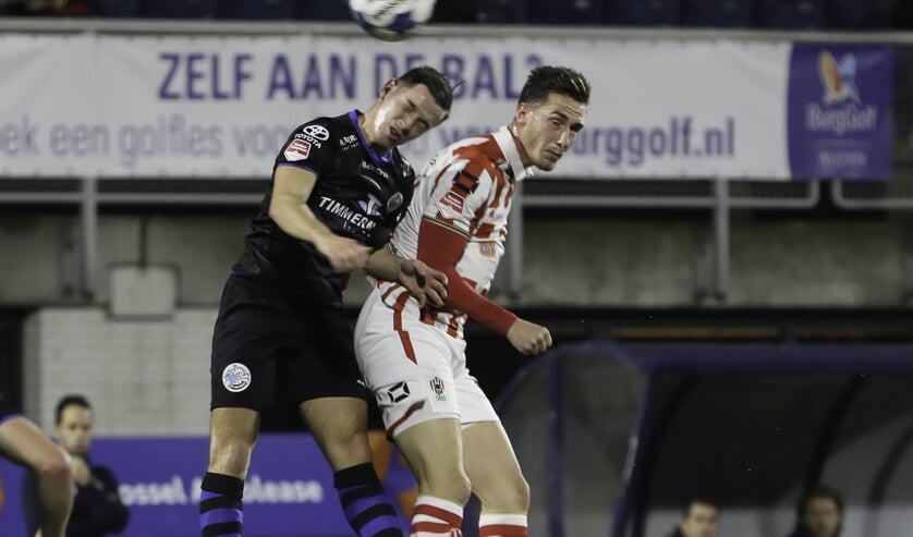 <p>Dennis van der Heijden gaat een kopduel aan. (Foto: Hans van der Poel)</p>