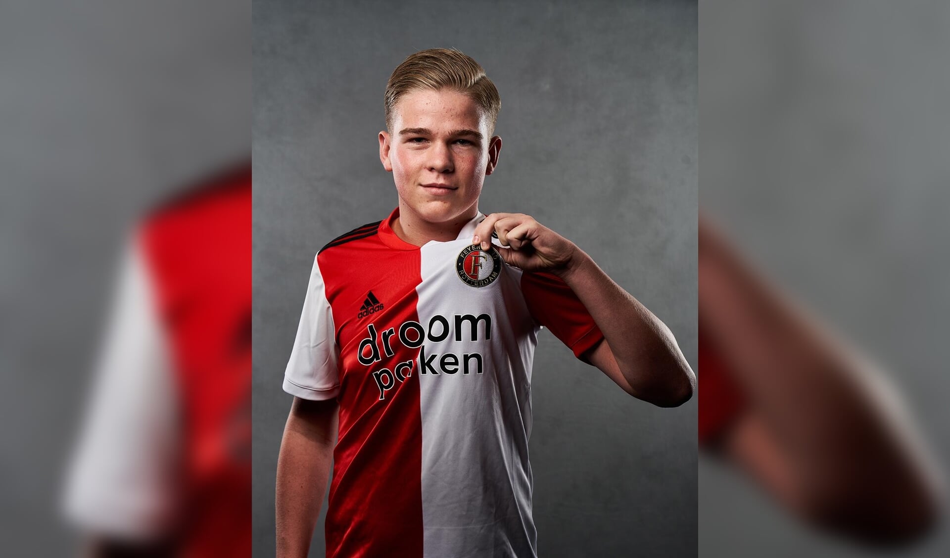 Een trotse Jens in het shirt van zijn favoriete club. (foto: Tom Bode/Feyenoord Media)