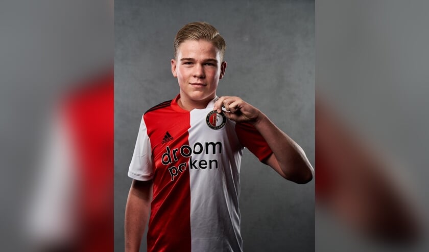 <p>Een trotse Jens in het shirt van zijn favoriete club. (foto: Tom Bode/Feyenoord Media)</p>