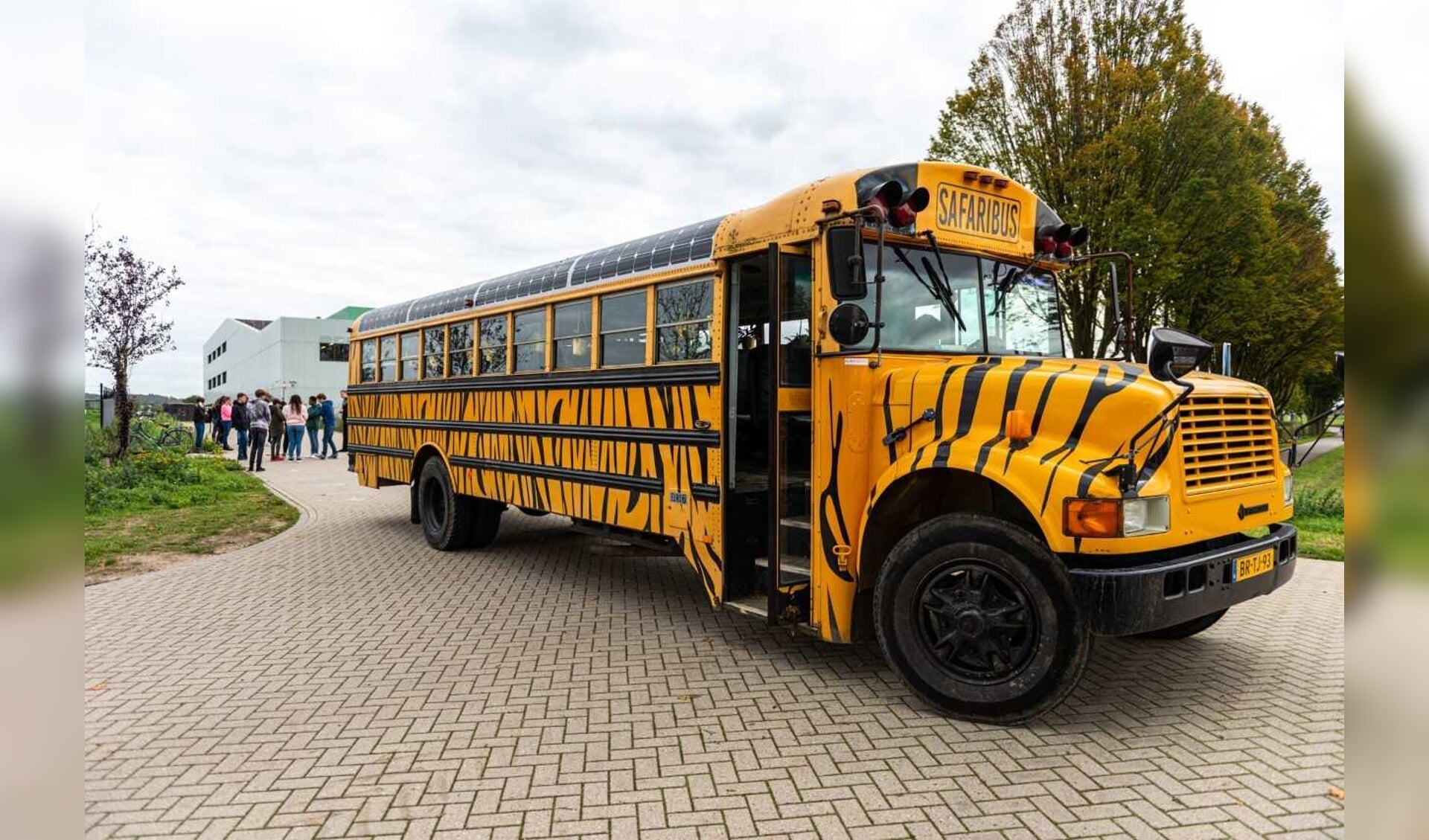De afgevaardigden van de drie scholen werden opgehaald met een heuse Amerikaanse schoolbus 