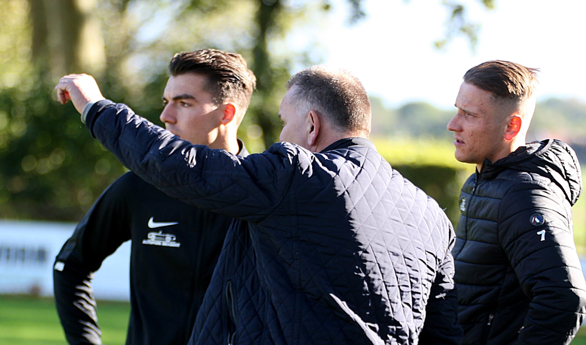 FC Schadewijk-trainer Gaby Kuijpers instrueert wissels Jordy Hoeks en Dani Eveleens. (Foto: Peter Kuijpers)