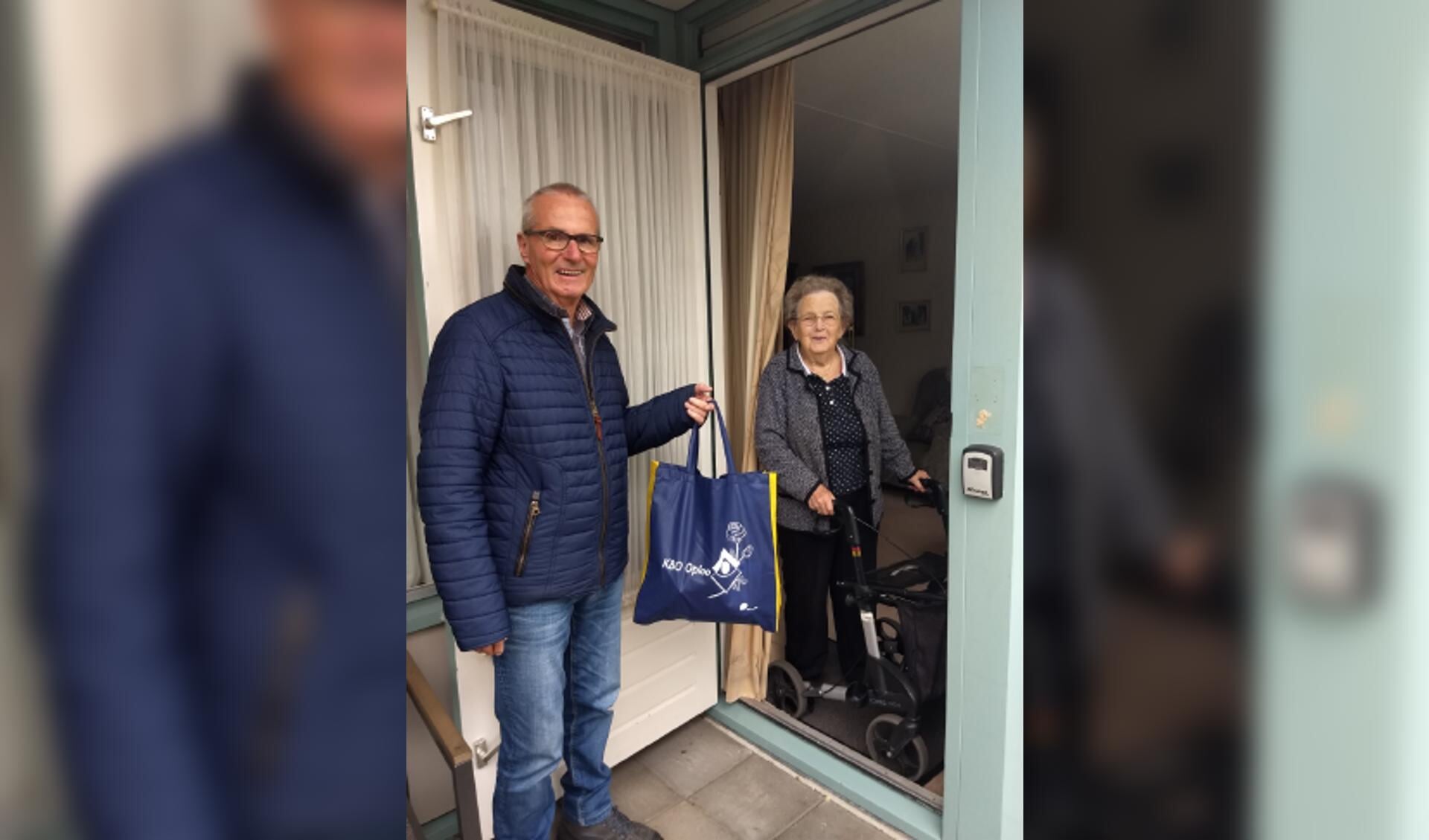 Foto KBO Oploo. voorzitter Jan Peeters overhandigd tas aan mevr. Marietje Fransen-Verlienden.