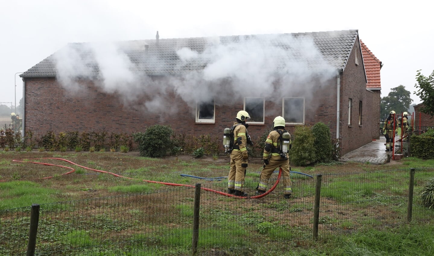 Veel rookontwikkeling bij brand in Geffen. (Foto: Gabor Heeres, Foto Mallo)