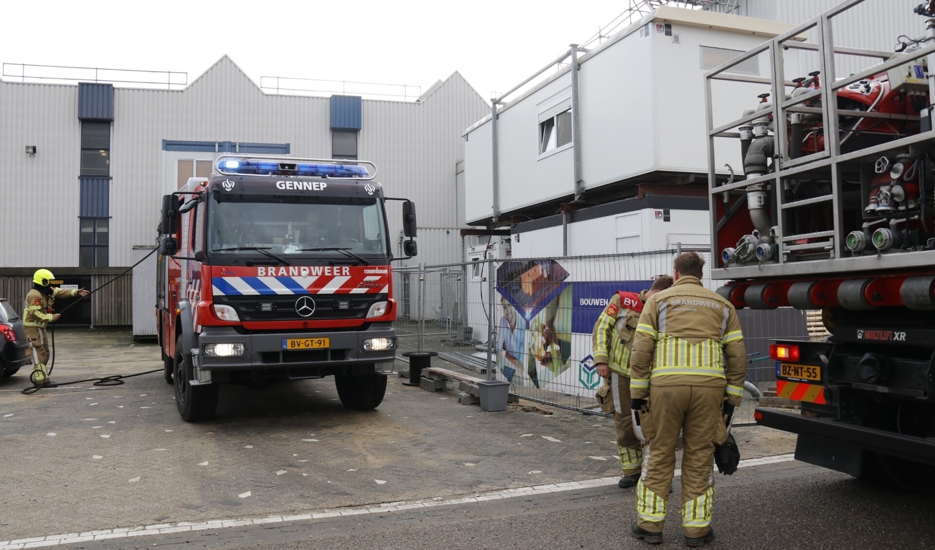 Zowel de brandweer uit Gennep als Oeffelt is aanwezig.