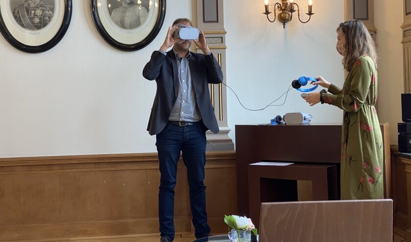 <p>Wethouder Menno Roozendaal probeert de VR-bril uit tijdens de presentatie in 2020. </p>