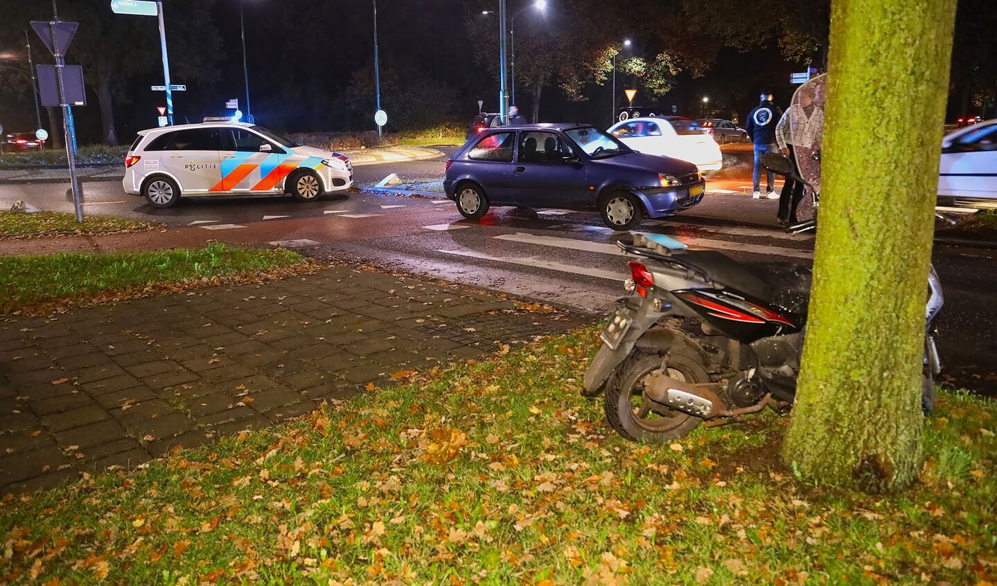 Scooterrijdster lichtgewond bij ongeval op Osse rotonde. (Foto: Gabor Heeres, Foto Mallo)