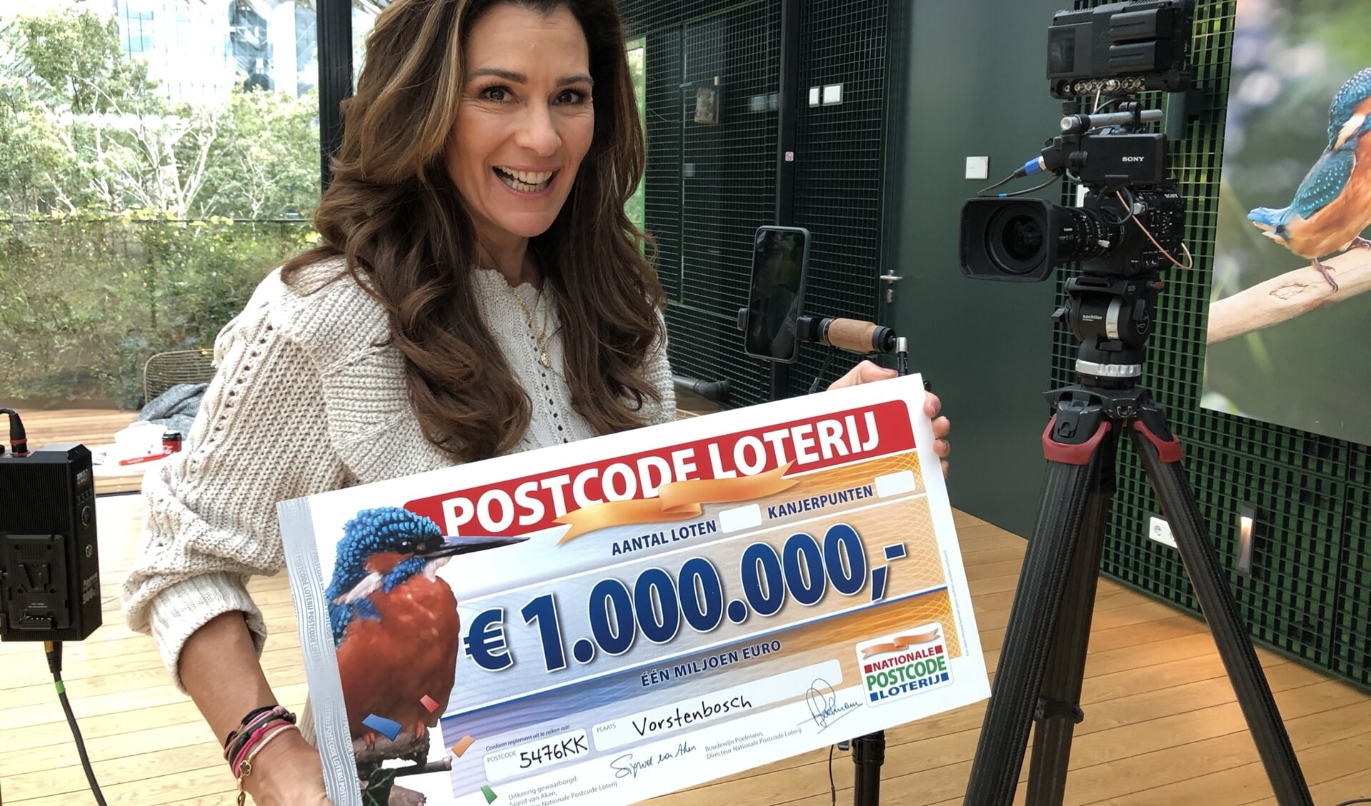 Postcode Loterij-ambassadeur Quinty Trustfull reikt 1 Miljoenprijs uit aan inwoners Vorstenbosch.