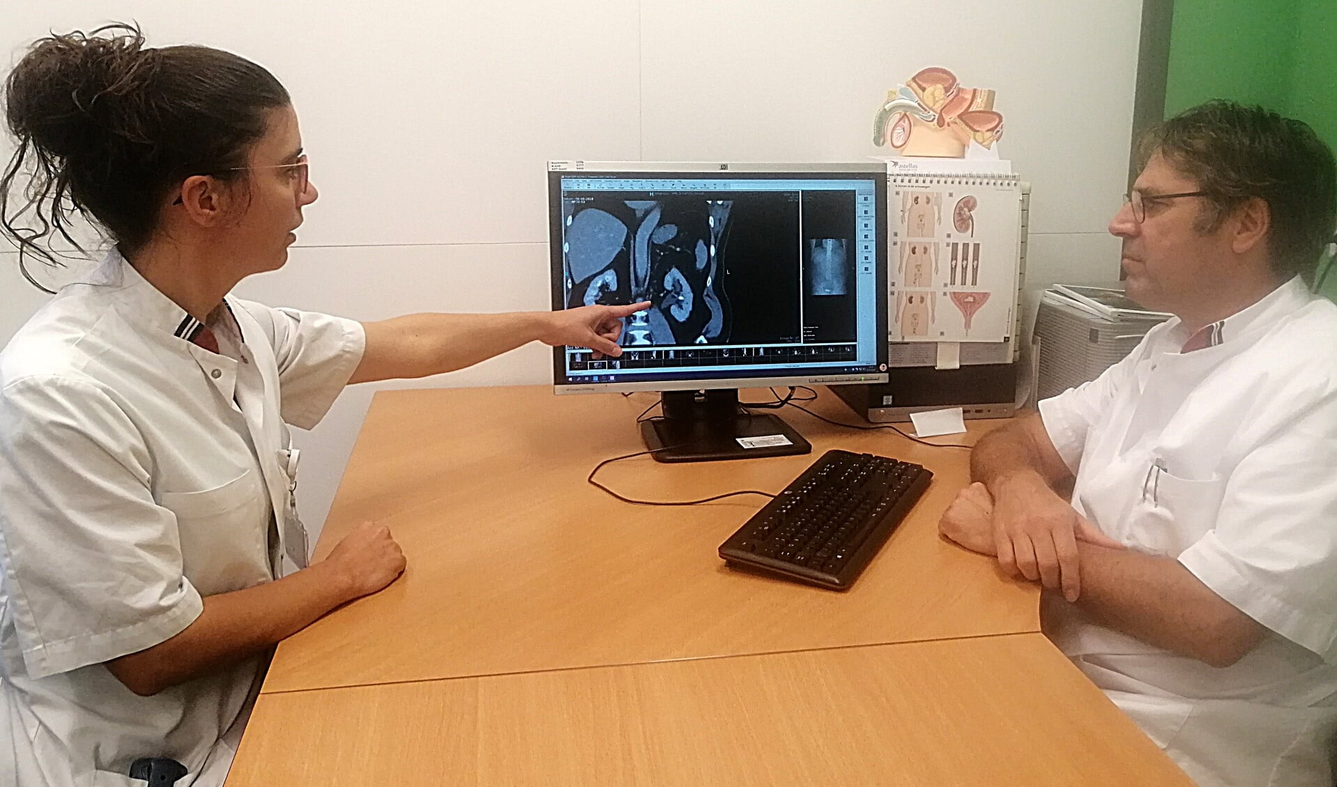De urologen Anneke Kusters (links) en Frank d’Ancona bespreken een patiënt.