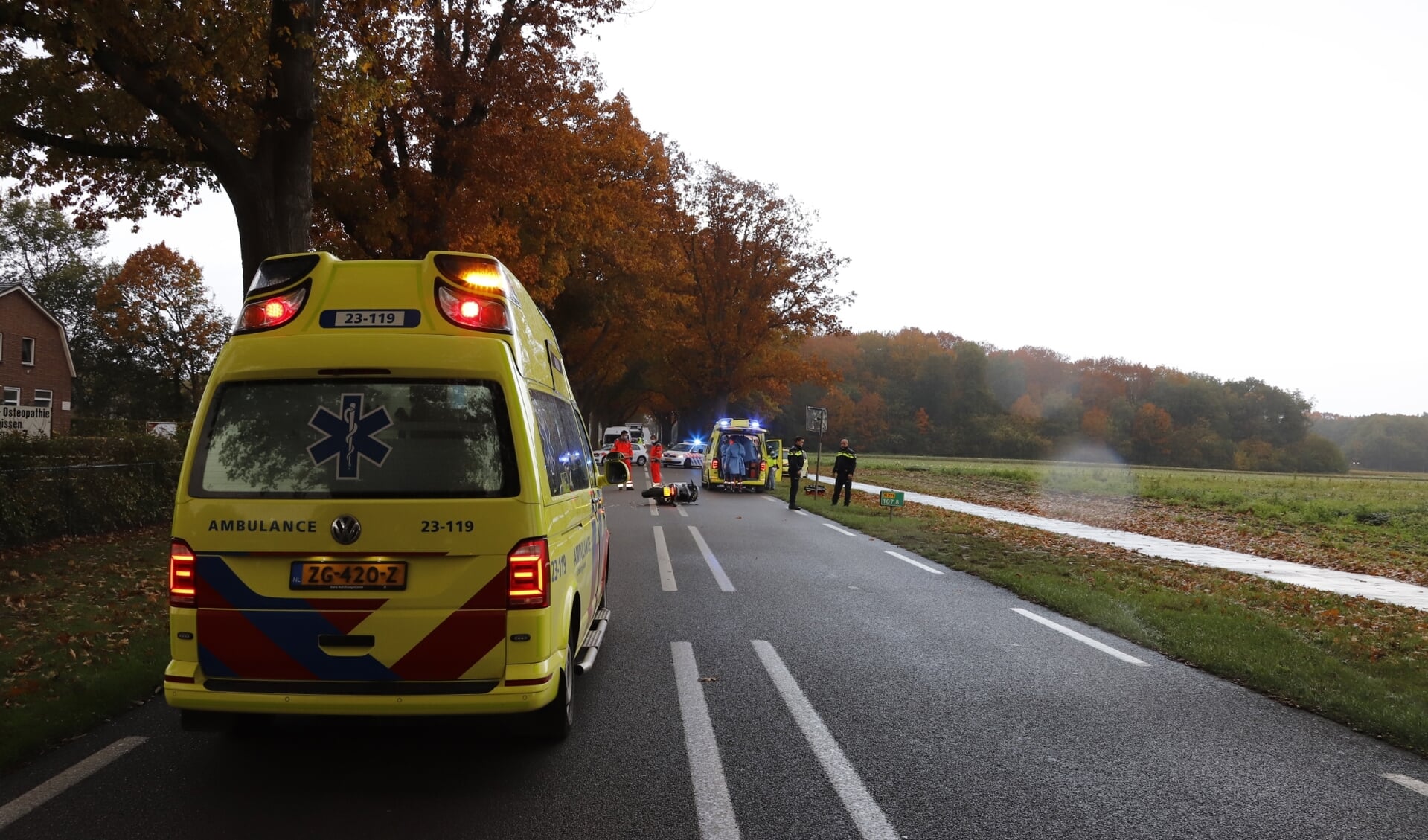 De motorrijder is met spoed met onbekende verwondingen naar het ziekenhuis in Nijmegen gebracht. 