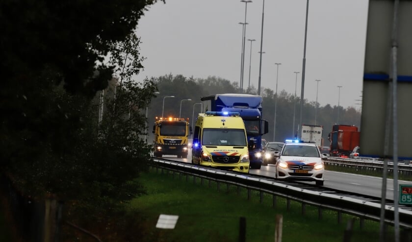 <p>De ambulance met pech werd uiteindelijk afgesleept. </p>