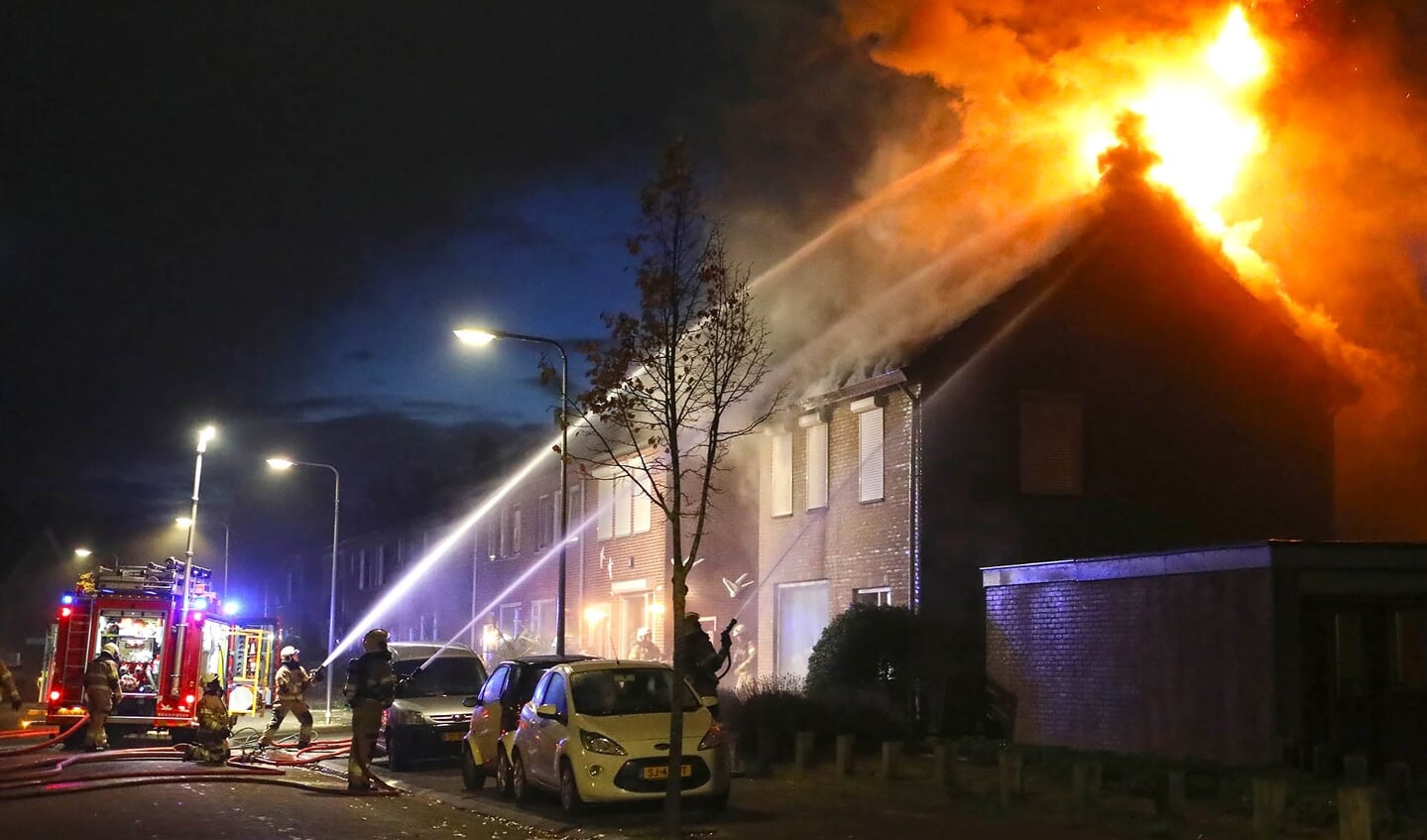 Woningbrand in Berghem. (Foto: Gabor Heeres, Foto Mallo)