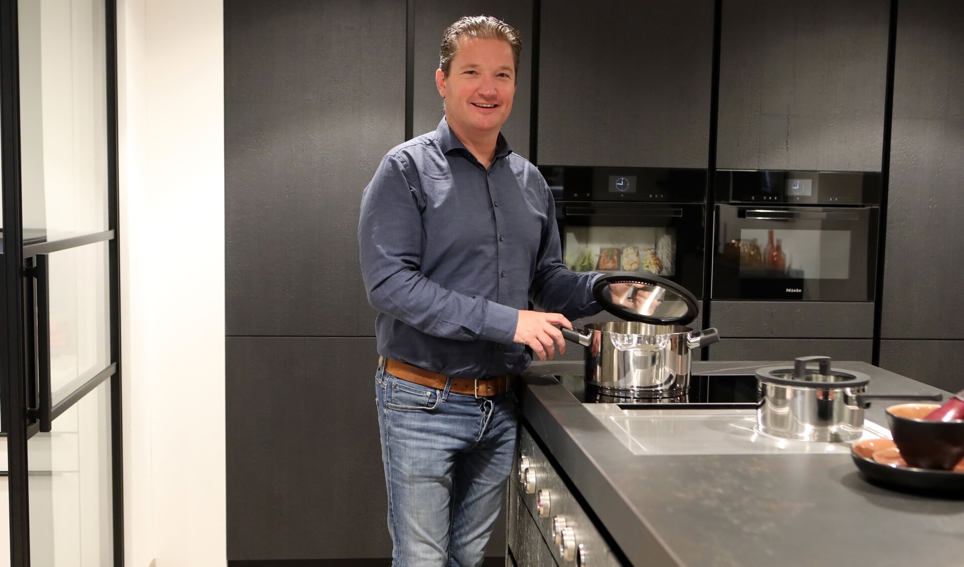 Marco van den Akker, eigenaar van Tonies Keukens, Sanitair en Tegels.