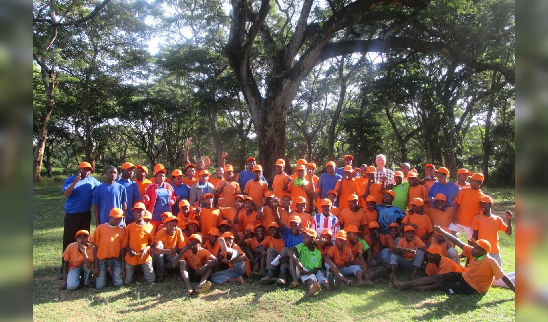 De 75 intern gehuisveste leerlingen van de technische school van de Watoto-Foundation Tanzania.