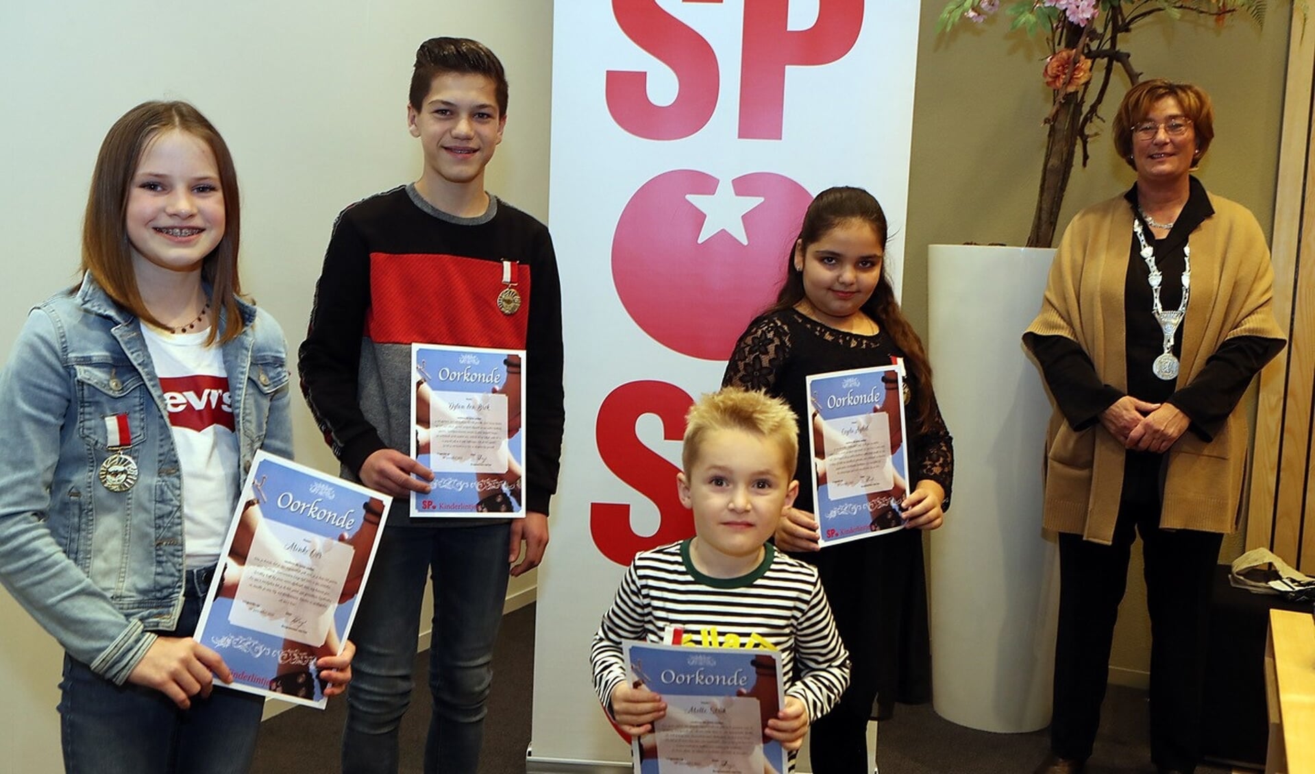 De SP Kinderlintjes werden uitgereikt aan vier kinderen. (Foto: Hans van der Poel)