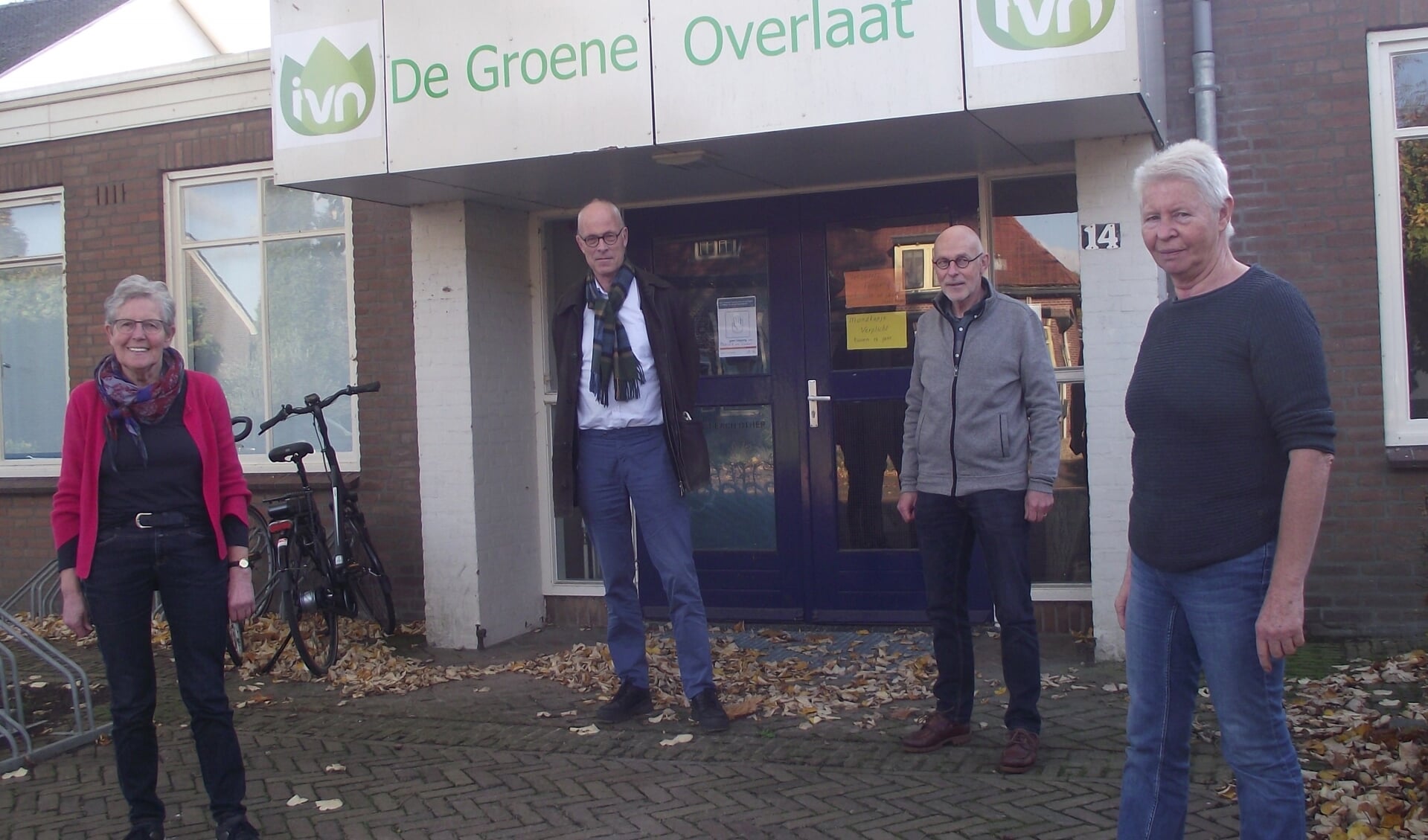 Truus Selten, voorzitter Sjoerd de Boer, Jan van  Haare en Miep Kuppen voor hun IVN afdeling in Beers. 