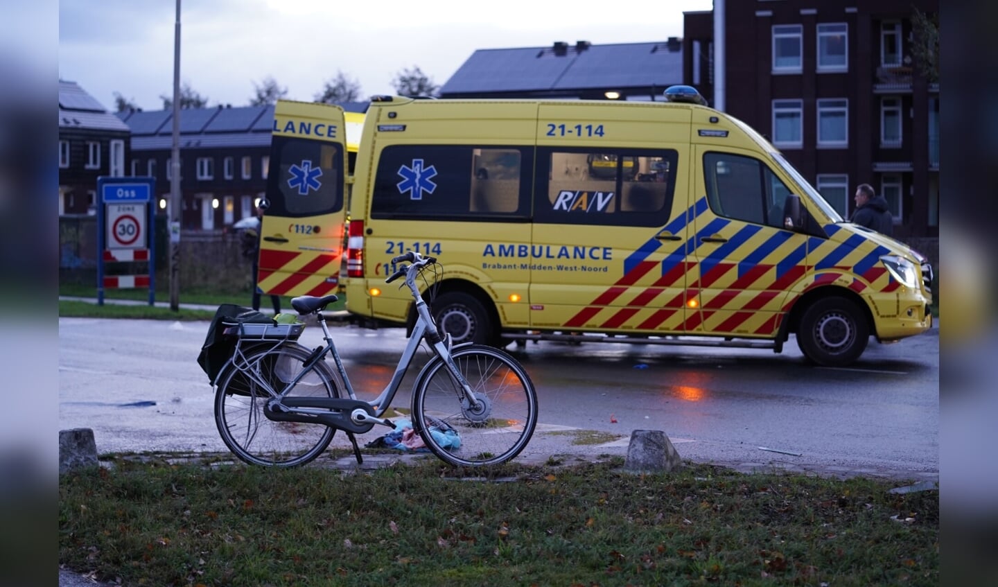 Fietser gewond bij ongeval op Macharenseweg. (Foto: Gabor Heeres, Foto Mallo)