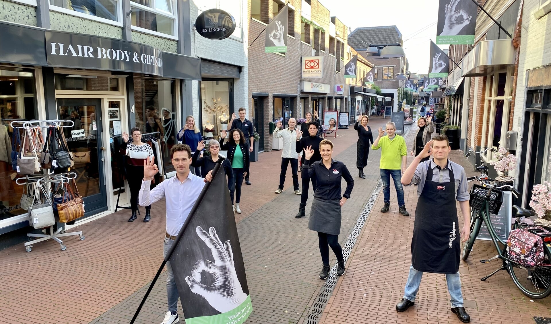 De ondernemers in de Kalverstraat in het Veghelse centrum presenteerden onlangs nieuwe vlaggen met logo.