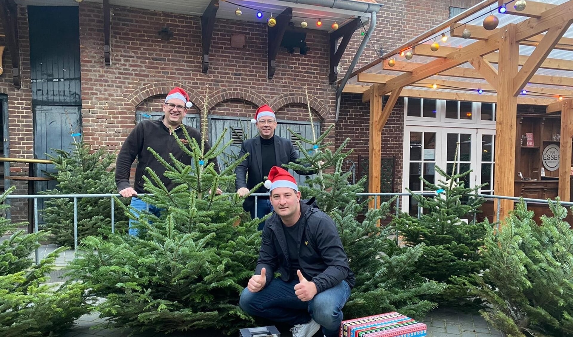 Op de binnenplaats bij Pub Esser kun je ieder weekend terecht voor kerstbomen en bierpakketten. 