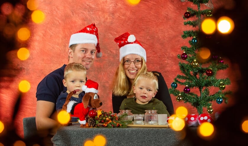 <p>De fotoshoot wordt gemaakt door een professionele fotograaf in een fotostudio.</p>