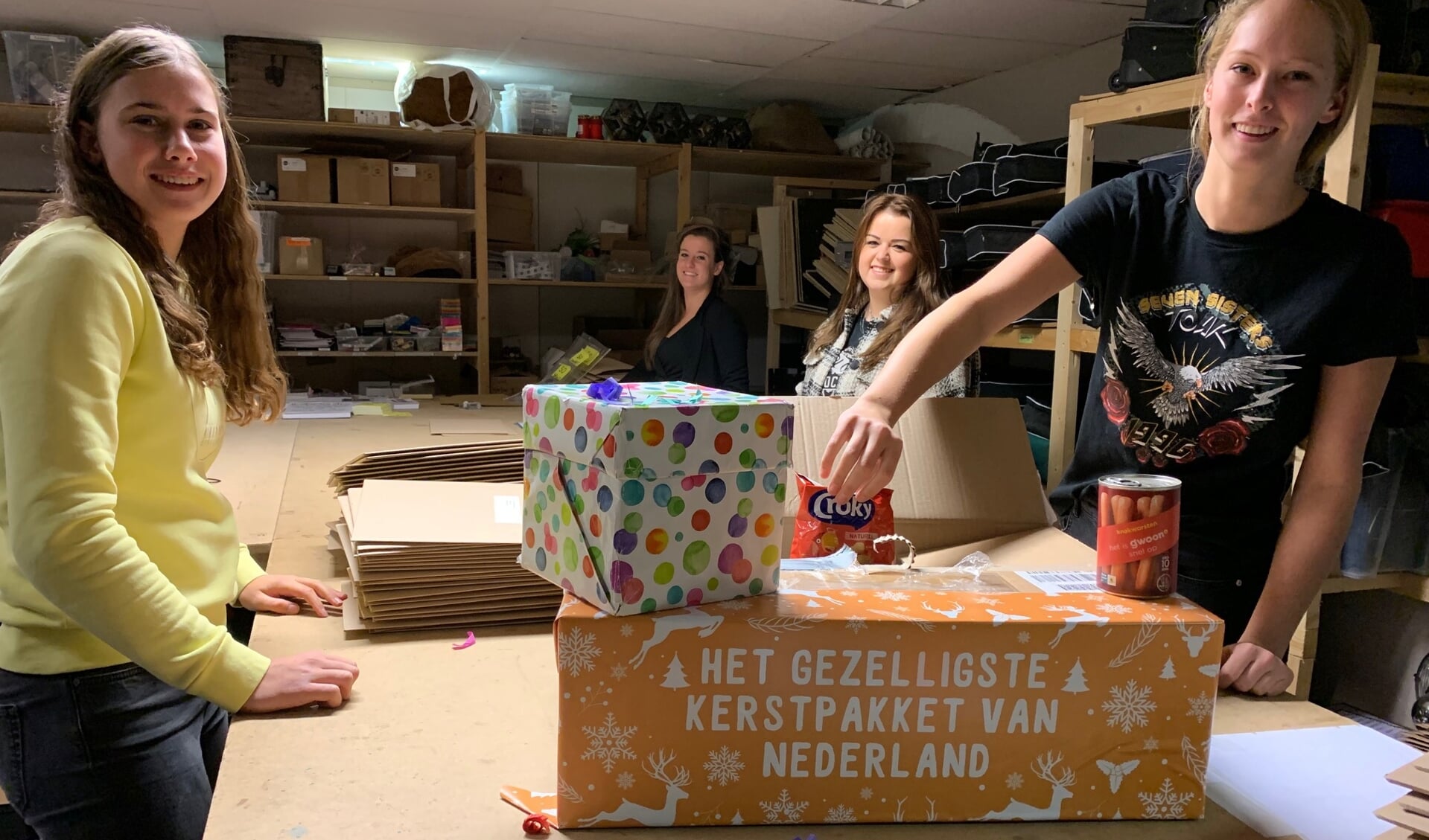 'Het gezelligste kerstpakket van Nederland' wordt ingepakt door Lisa, Hielke, Sanne en Carlijn.