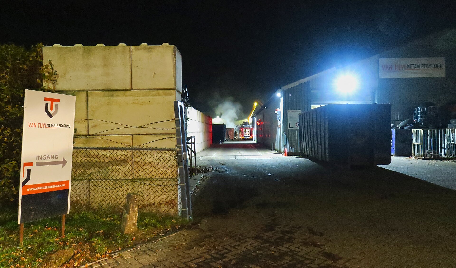 Brandweer bij Van Tuyl metaalrecyling. (Foto: Gabor Heeres, Foto Mallo)
