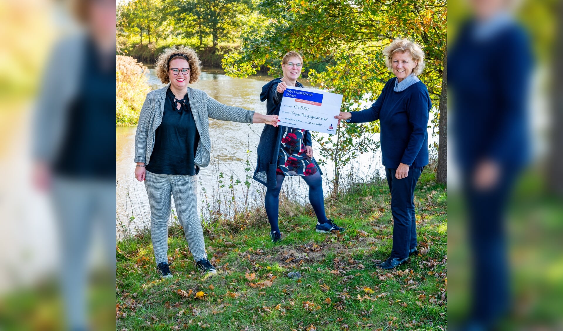 Petra van de Laar (links) overhandigt de cheque van het Rabo Dichterbij Fonds aan Ellis Rijkers en Hubertine van den Biggelaar.