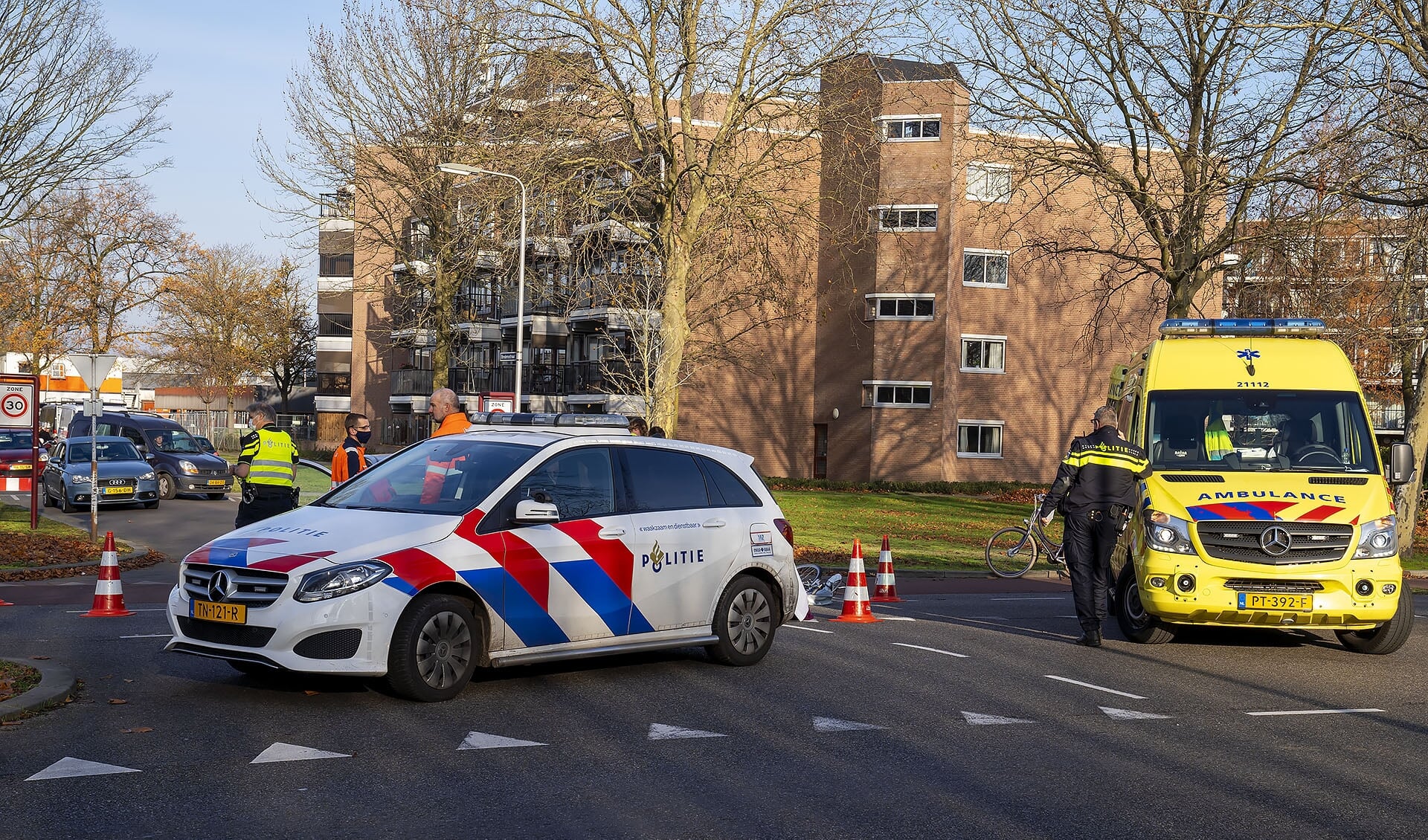 Fietsster gewond bij ongeval Joost van den Vondellaan. (Foto: Gabor Heeres, Foto Mallo)