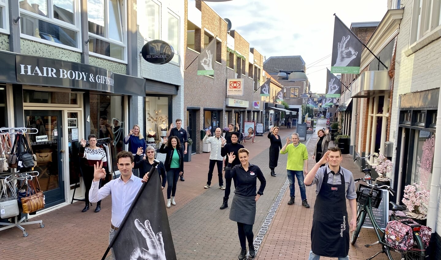 De ondernemers in de Kalverstraat hebben nieuwe vlaggen met een toepasselijk logo.