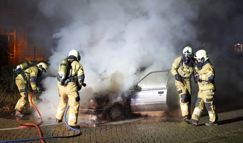 Autobrand op de Professor Regoutstraat. (Foto: Gabor Heeres, Foto Mallo)