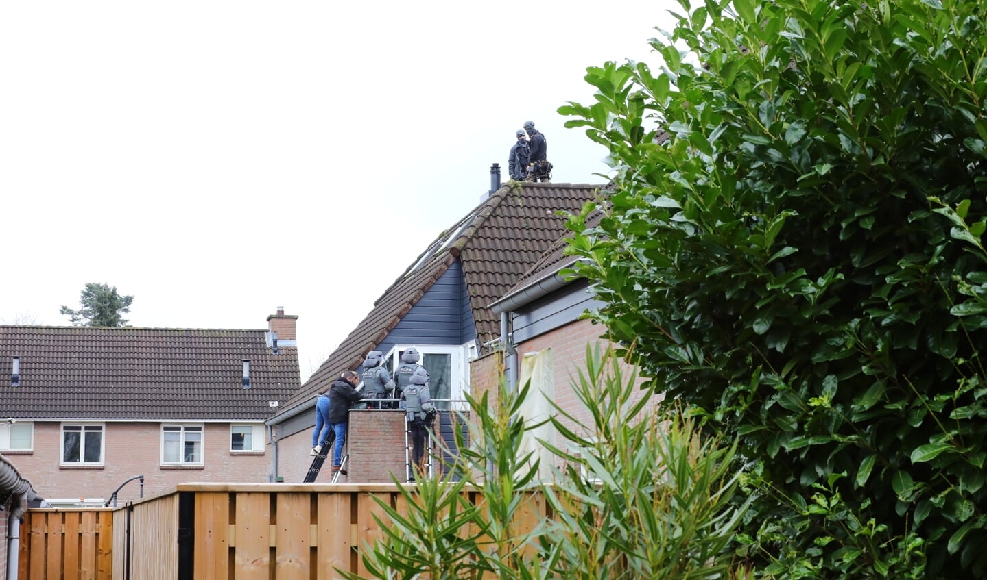 Arrestatieteam en onderhandelaar bij woning in Ussen. (Foto: Charles Mallo/Foto Mallo)