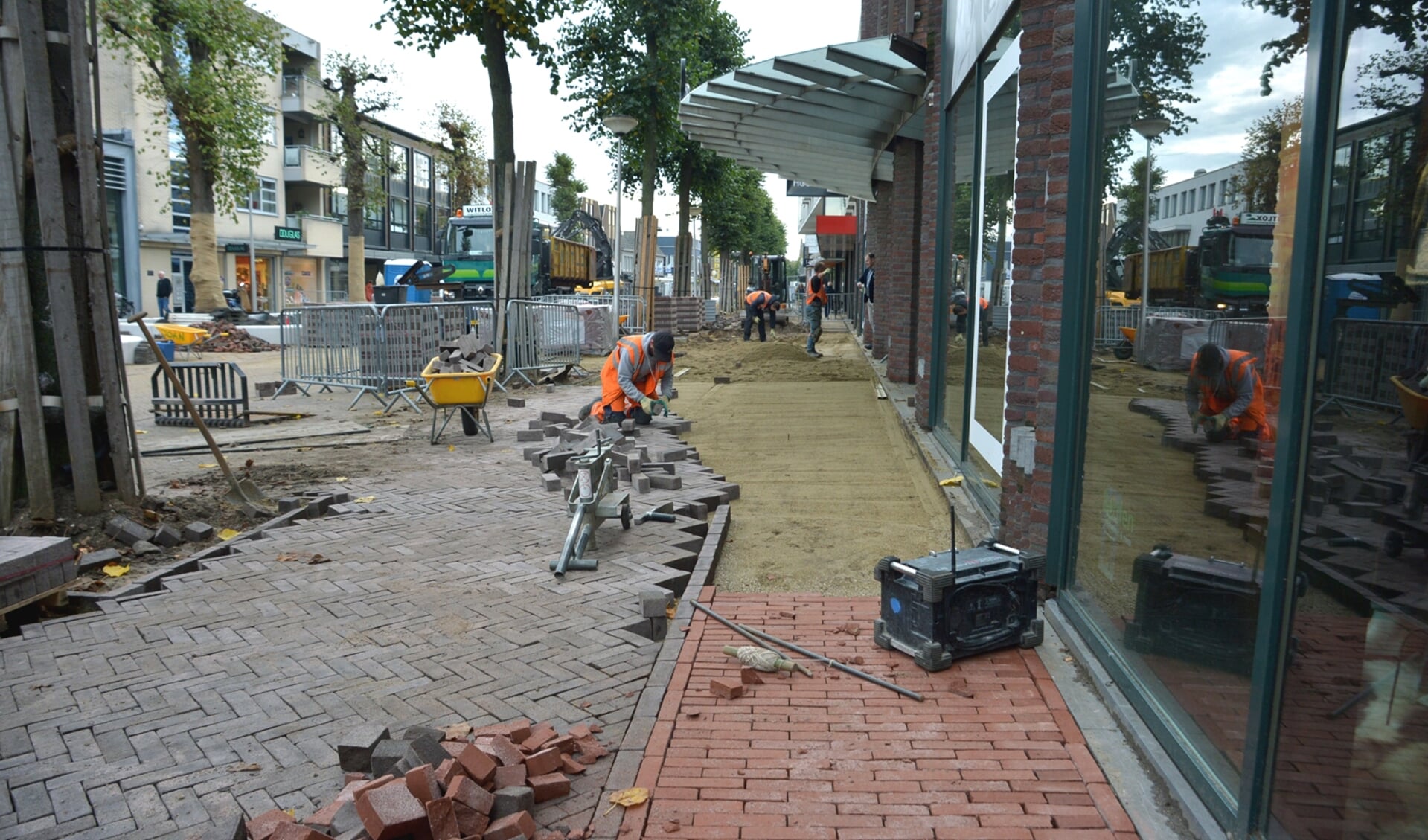 De geleide strepen in de Marktstraat worden pas later toegevoegd. (foto: Henk Lunenburg)