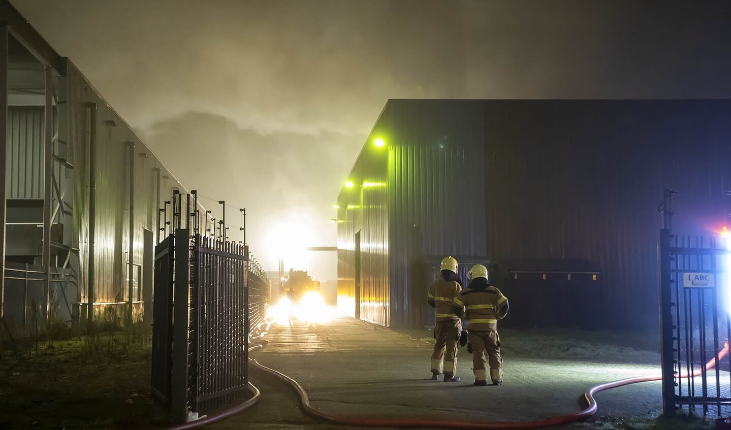 Uitslaande brand bij Meubitrend in Oss. (Foto: Gabor Heeres, Foto Mallo)
