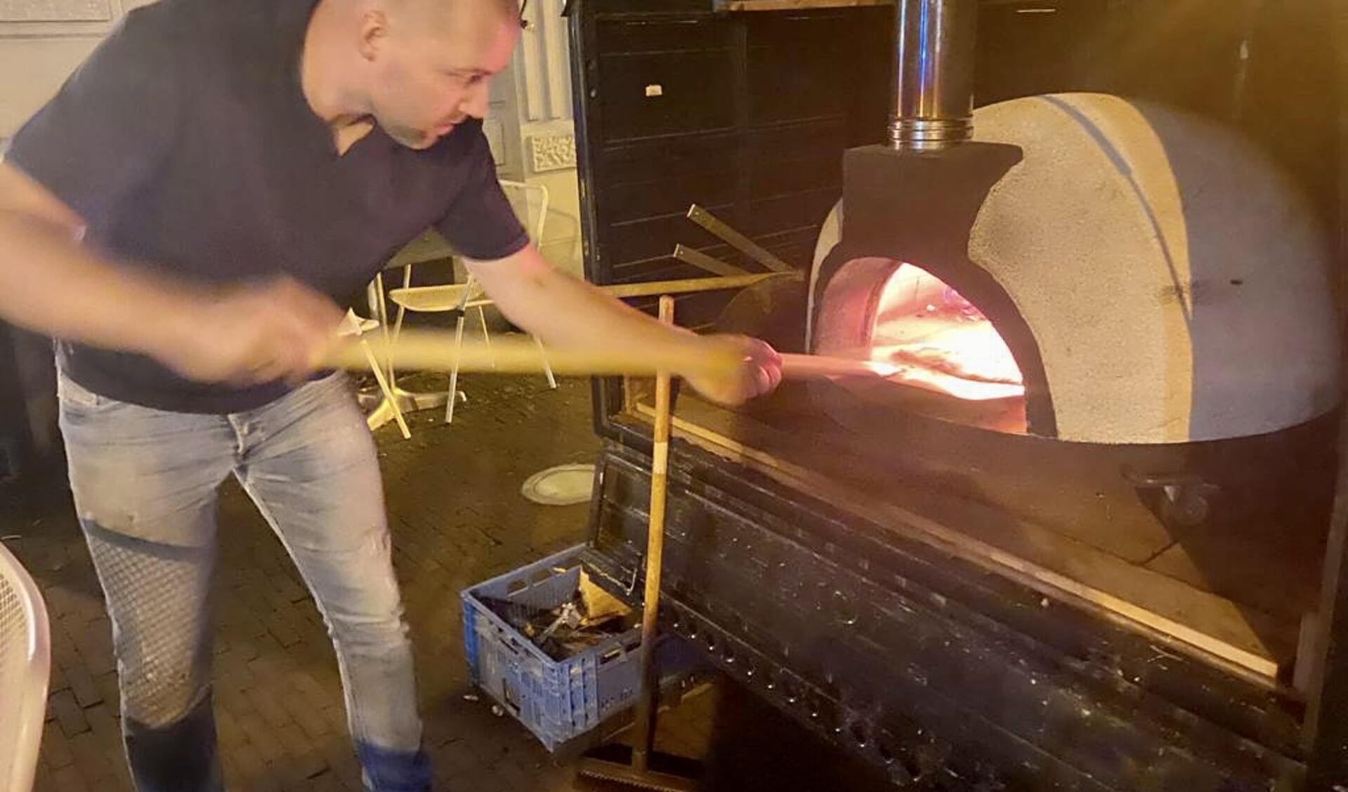 Robert Wallet bakt pizza's in zijn mobiele steenoven. 